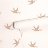 Organisch vliesbehang in zachte beige tinten met kindvriendelijke zwaluwen en klaproosmotieven, ideaal voor een veilig en. - Default Title - Éléonore Swallows | Lilipinso - behang, kinderkamer, kinderkamer behang, klaproos, lilipinso, swallows, vliesbehang, zwaluwen - Casa Mini