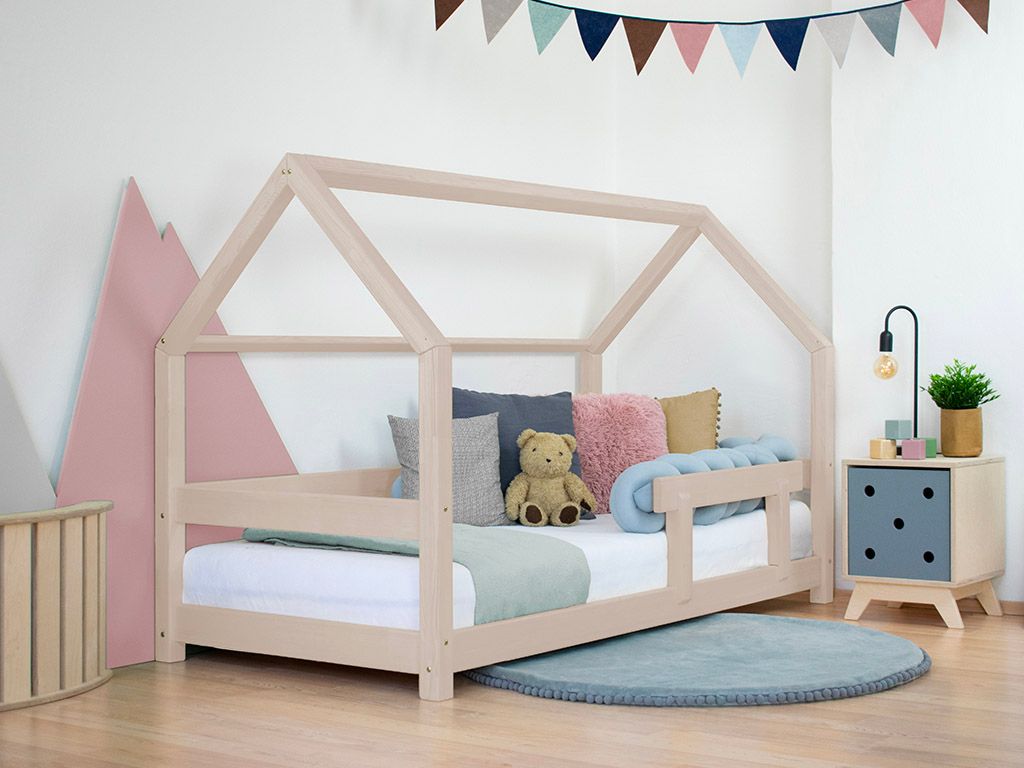 Peuterbed van licht hout in huisvorm met open frame, inclusief wit matras en zachte kussens in pastelkleuren, geplaatst in. - Bedhuis Tery 90 x 200 cm - Naturel (ongelakt) - bedhuis, bedhuisje, kinderbed, Lucky, peuterbed, scandinavisch design - Casa Mini