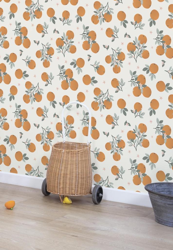 Organisch kindvriendelijk vliesbehang met oranje sinaasappelmotief en groene bladeren, perfect voor kinderkamerinterieur. - Default Title - Louise Orange | Lilipinso - behang, bloemen, kinderkamer, kinderkamer behang, lilipinso, louise, Orange, Sinaasappels, vliesbehang - Casa Mini