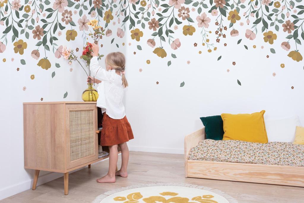 Organisch Capucine behangpaneel met bloemen en bladeren in zachte oranje, groen en gele tinten, veilig en kindvriendelijk. - 2.48 x 2 M - Capucine Behangwand | Lilipinso - behang, behangpaneel, bloemen, bloemen en bladeren, Capucine, kinderkamer, kinderkamer behang, lilipinso - Casa Mini