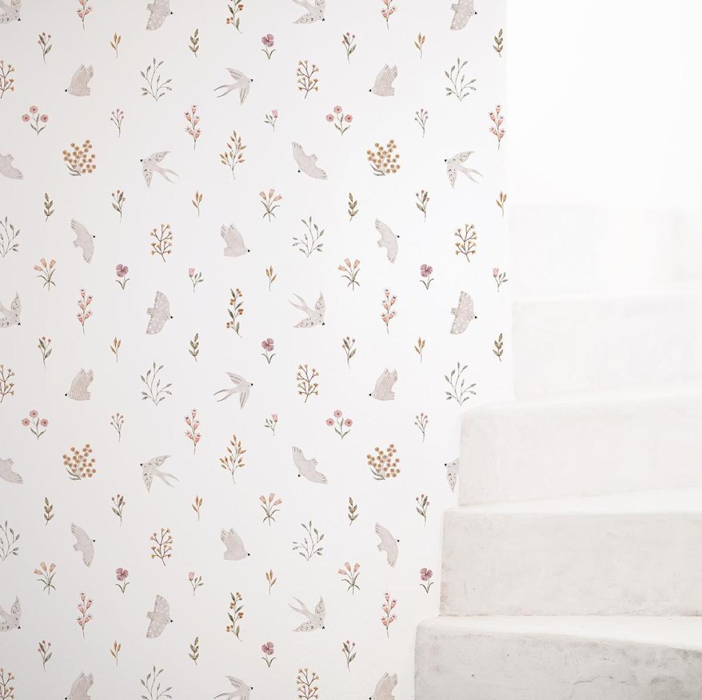 Organisch vliesbehang met zachte beige en bruine zwaluwen en bloemen, veilig en kindvriendelijk voor kinderkamerinterieur. - Default Title - Coccinella Swallows | Lilipinso - behang, bloemen, bloemen en bladeren, Coccinella, kinderkamer, kinderkamer behang, lilipinso, swallows, vliesbehang, vlinder, vlinders, zwaluwen - Casa Mini