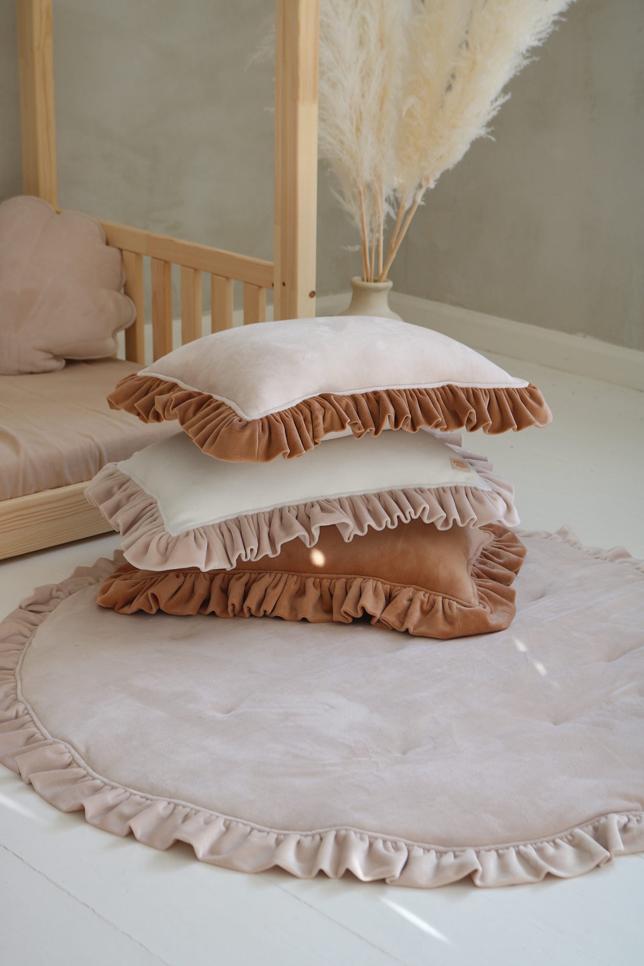 Wit fluwelen sierkussen met abrikooskleurige volants gestapeld op bijpassend rond vloerkleed met volant, organisch en veilig . - Wit - Fluwelen sierkussen met volants - Kussen, Moimili, Sierkussen, Soft collection, Velvet, Volants - Casa Mini