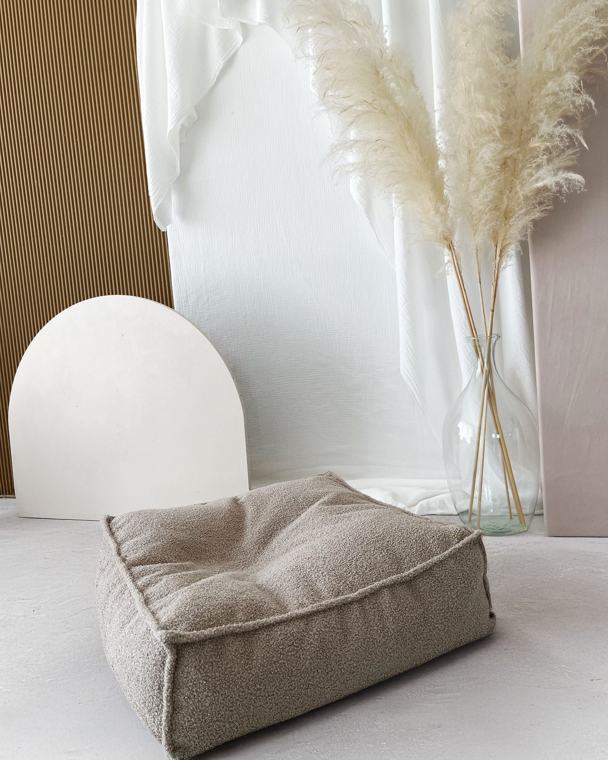 Beige vierkante kinderpoef van bouclé stof, zacht en kindvriendelijk, veilig en duurzaam voor lange levensduur in de. - Default Title - beige, Bocle, Bouclé, kinderpoef, poef, vierkant - Kinderpoef Bouclé Beige - Casa Mini