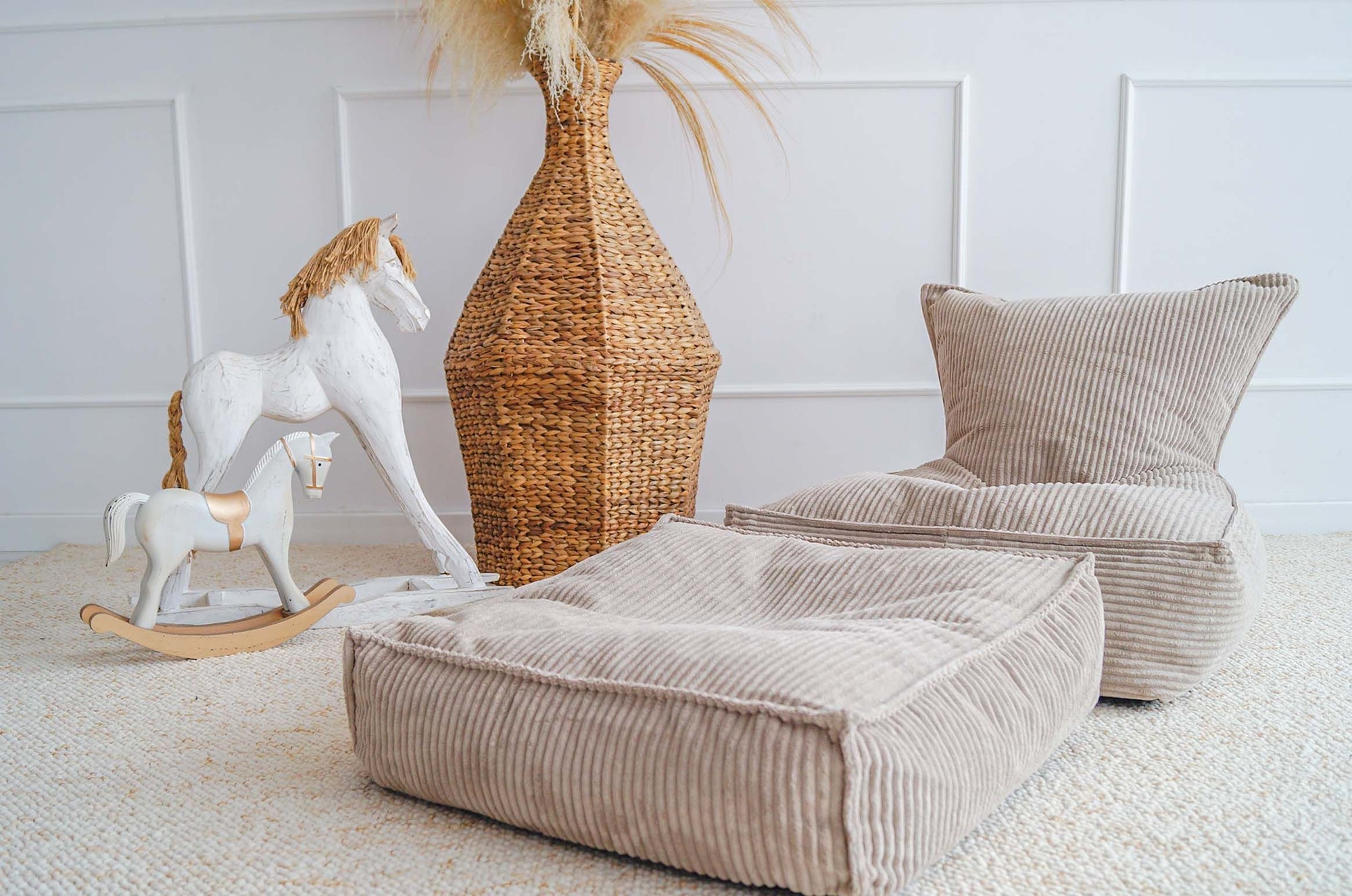 Vierkante beige kinderpoef van ribfluweel met zachte textuur, kindvriendelijk en veilig, ideaal voor de kinderkamer, hoge. - Default Title - beige, kinderpoef, poef, Velvet, vierkant - Kinderpoef Rib Velvet Beige - Casa Mini