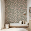Organisch bloemenvliesbehang in donker groen en crèmekleur, veilig en kindvriendelijk voor een warme kinderkamer met zachte. - Default Title - Éléonore Flowers donker groen | Lilipinso - behang, bloemen, bloemen en bladeren, kinderkamer, kinderkamer behang, klaprozen, lilipinso, vliesbehang, Éléonore - Casa Mini