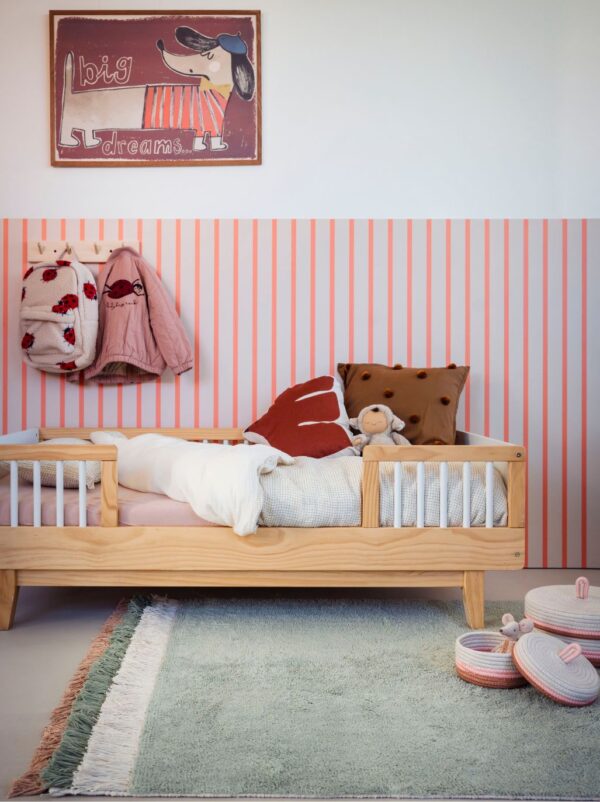 Rechthoekig mintgroen vloerkleed met zachte textuur, omlijst met witte en groene franjes onder een houten kinderbed in. - Jules Ocean Vloerkleed - Default Title - 120x170, Mint, Petit Tapis, rechthoek, Vloerkleed, wolk - Casa Mini