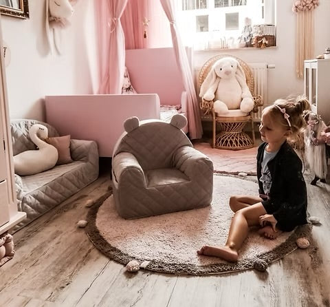 Organische ecru kinderstoel van zacht velvet met stevige armleuningen, geplaatst op rond vloerkleed in lichte,. - Kinderstoel Velvet Ecru - Default Title - babysteps, ecru, kinderstoel, Velvet - Casa Mini