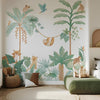 Kinderkamerbehang met organisch jungledesign in zachte groentinten, bruine apen en kleurrijke vogels, kindvriendelijk en. - 2.48 M x 4 M - Jungle behangwand | Lilipinso - apen, behang, behangpaneel, jungle, kinderkamer, kinderkamer behang, lilipinso, Yatsuni - Casa Mini