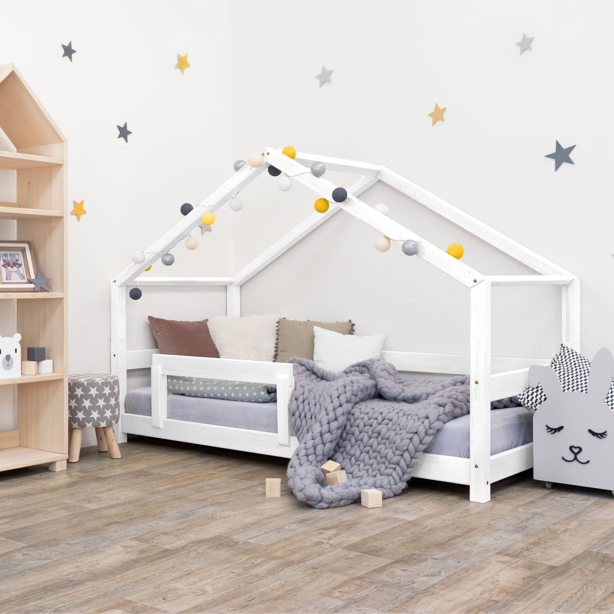 Wit kinderbedhuis van hout met open dakframe, grijs matras en pastelkleurige lichtslinger, Scandinavisch design, zacht. - Bedhuis Lucky 90 x 200 cm - Naturel - bedhuis, bedhuisje, kinderbed, Lucky, peuterbed, scandinavisch design - Casa Mini
