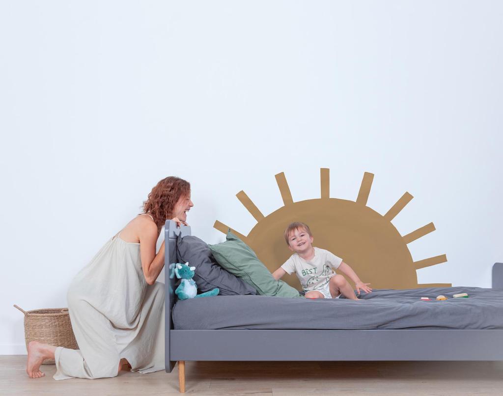 Organische bruine zon muurstickers in kinderkamer, veilig en kindvriendelijk kinderinterieur met kindvriendelijke meubels. - Default Title - Muursticker | Sunny Sun XL - kinderkamer, lilipinso, Muursticker, sunny, Zon - Casa Mini