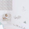 Muursticker met zachte, organische oceaandieren in blauw- en grijstinten, walvis en rog zweven boven subtiele. - Muursticker | Ocean Field XL - Default Title - kinderkamer, kwal, lilipinso, Muursticker, Oceaan dieren, ocean field, vliesbehang, walvis - Casa Mini