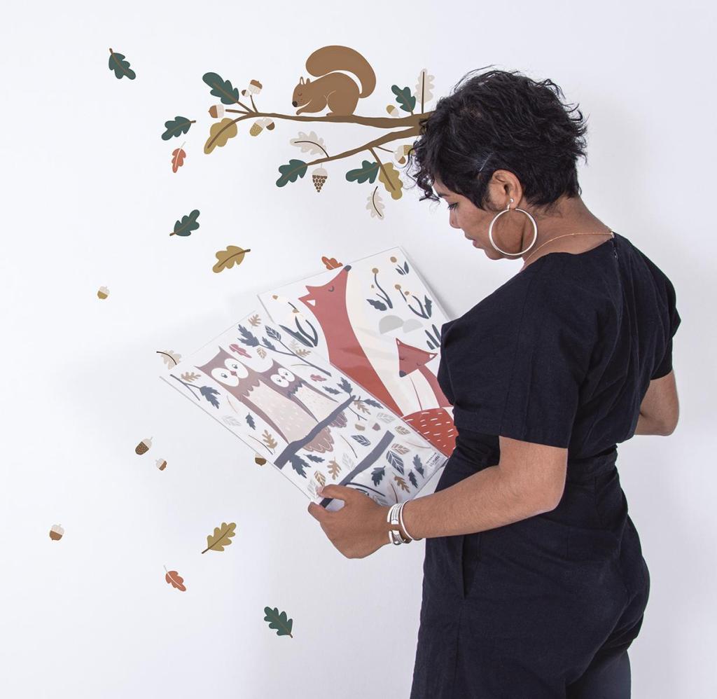 Kindvriendelijke, organische muurstickers in warme boskleuren met vosjes, eekhoorn en herfstbladeren, perfect voor de. - Muursticker | Fox Family - Default Title - forest happiness, kinderkamer, lilipinso, Muursticker, vliesbehang, Vos, Vossen - Casa Mini