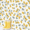 Organisch kinderkamerbehang met vrolijke gele citroenen en groene bladeren op witte achtergrond, veilig en kindvriendelijk. - Default Title - Louise Lemon | Lilipinso - behang, bloemen, citroen, kinderkamer, kinderkamer behang, Lemon, lilipinso, louise, vliesbehang - Casa Mini