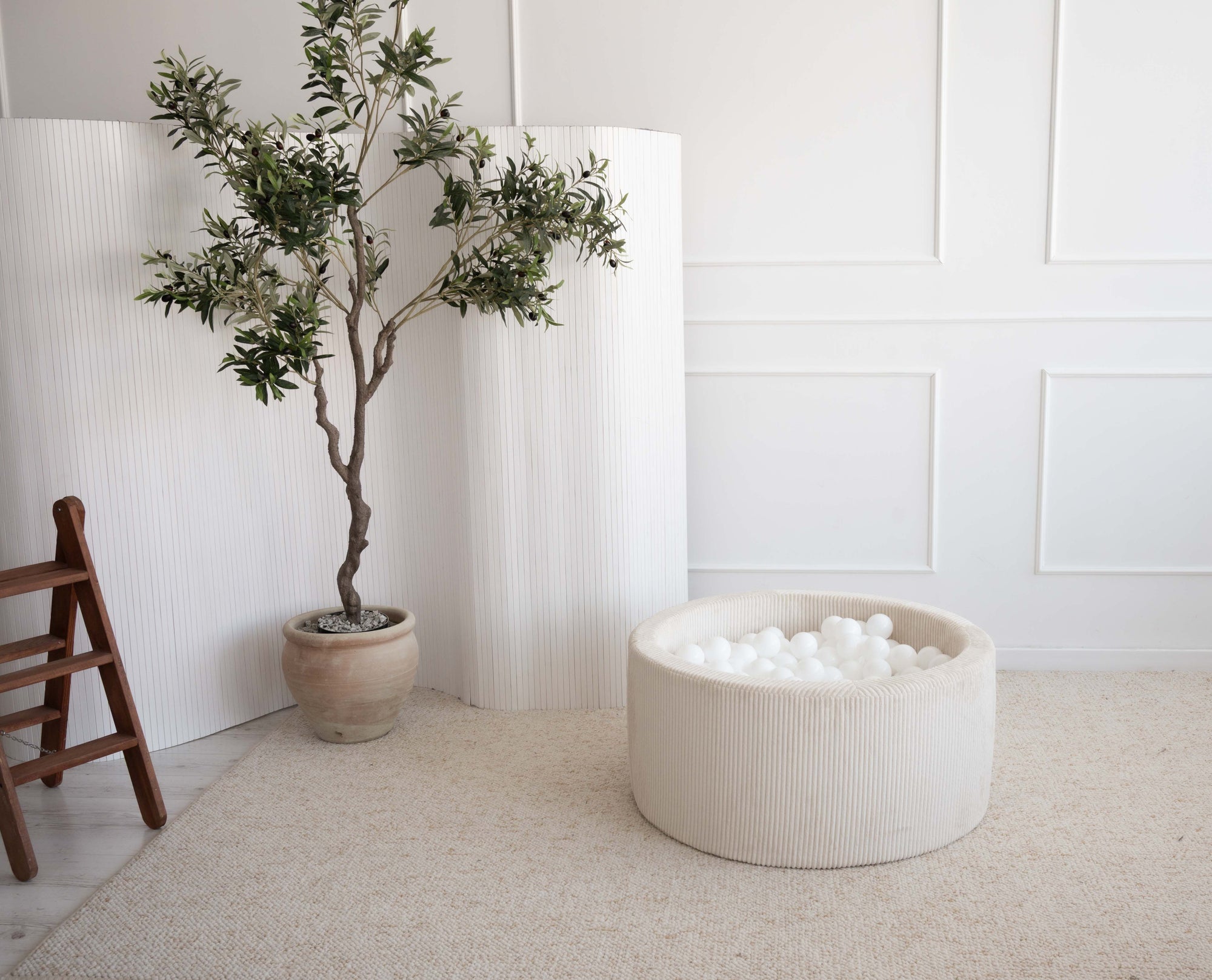 Creme kleurig rib velvet ballenbad gevuld met witte ballen, zacht en kindvriendelijk voor veilige speelruimte in de. - 90 x 30 - 90x40, afneembaar, Ballenbad, Creme, Fluweel, Polyester, Rib velvet, wasbaar - Ballenbad Rib Velvet Creme - Casa Mini