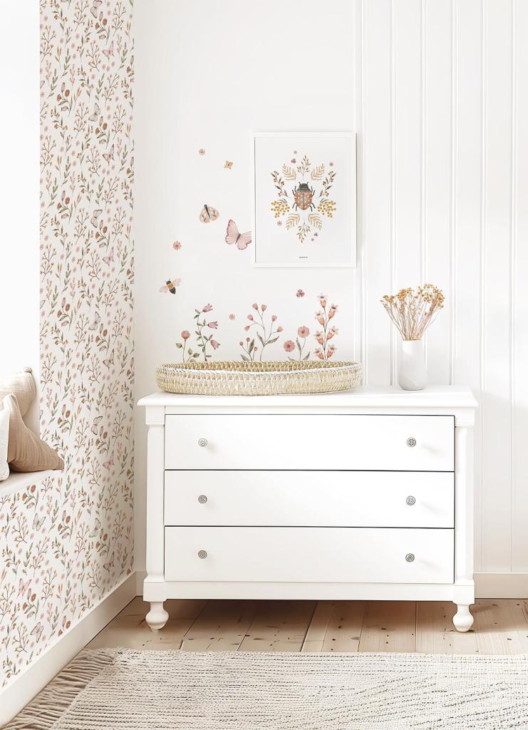 Witte ladekast met drie lades, decoratieve muurstickers van orgaansche bloemen, vlinders en lieveheersbeestjes in zachte. - Muursticker | Butterflies and Insects - Default Title - bloemen, Coccinella, Insecten, kinderkamer, lilipinso, Muursticker, vliesbehang, vlinders - Casa Mini
