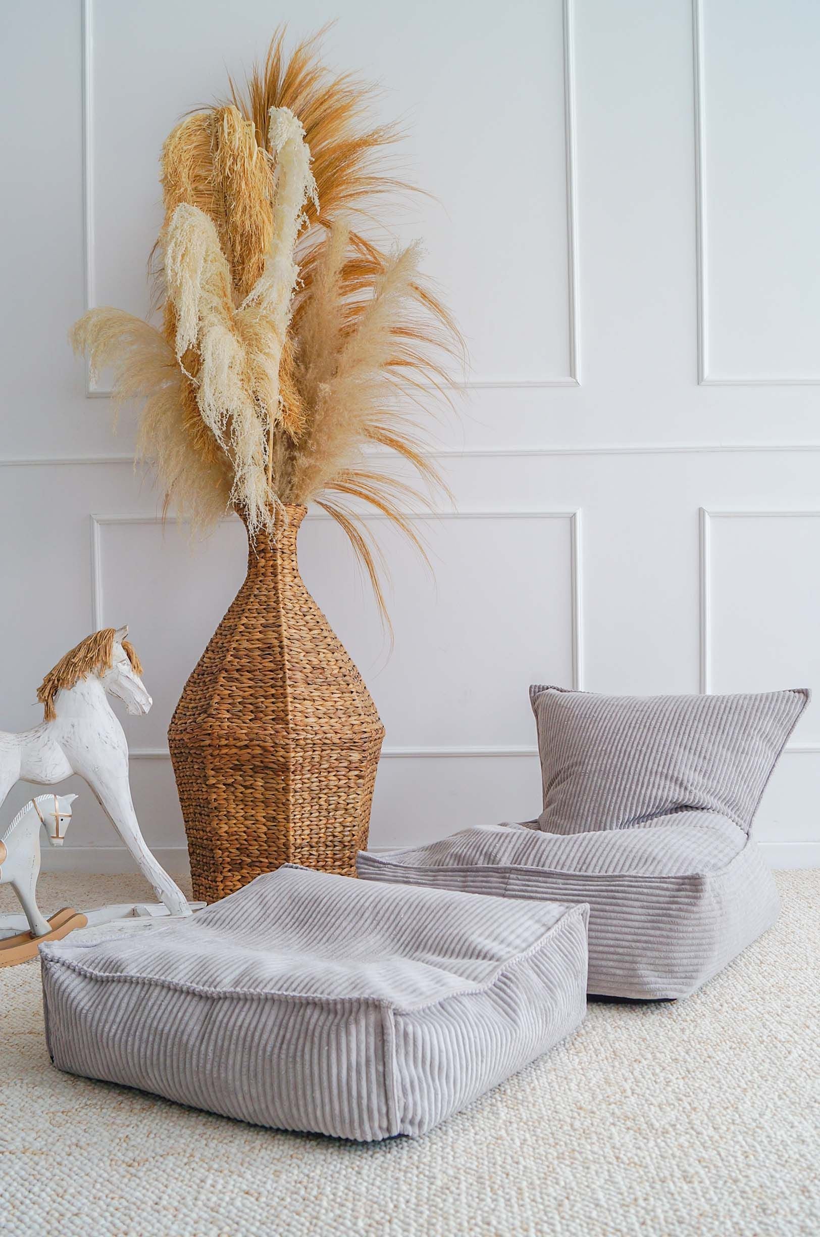 Vierkante grijze kinderpoef van ribfluweel in kinderkamer, kindvriendelijk, veilig en met lange levensduur, betaalbare. - Default Title - Grey, Grijs, kinderpoef, poef, Velvet, vierkant - Kinderpoef Rib Velvet Grey - Casa Mini