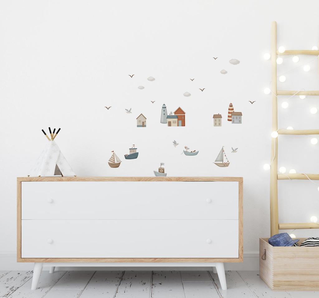 Organische, kleurrijke muursticker met kindvriendelijk zeedorp thema in zachte tinten blauw, rood en beige, ideaal voor. - Muursticker | Seaside Village - Default Title - kinderkamer, lilipinso, lotan, Muursticker, octopus, onderwater, onderwater wereld, schildpad, Zeebootjes - Casa Mini