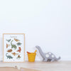 Poster met kleurrijke dinosaurusillustraties op witte achtergrond, kindvriendelijk en multifunctioneel voor een organisch en . - Poster Dinosaurus | Lilipinso - Default Title - dinosaurus, dinosaurussen, kinderkamer, lilipinso, sunny - Casa Mini