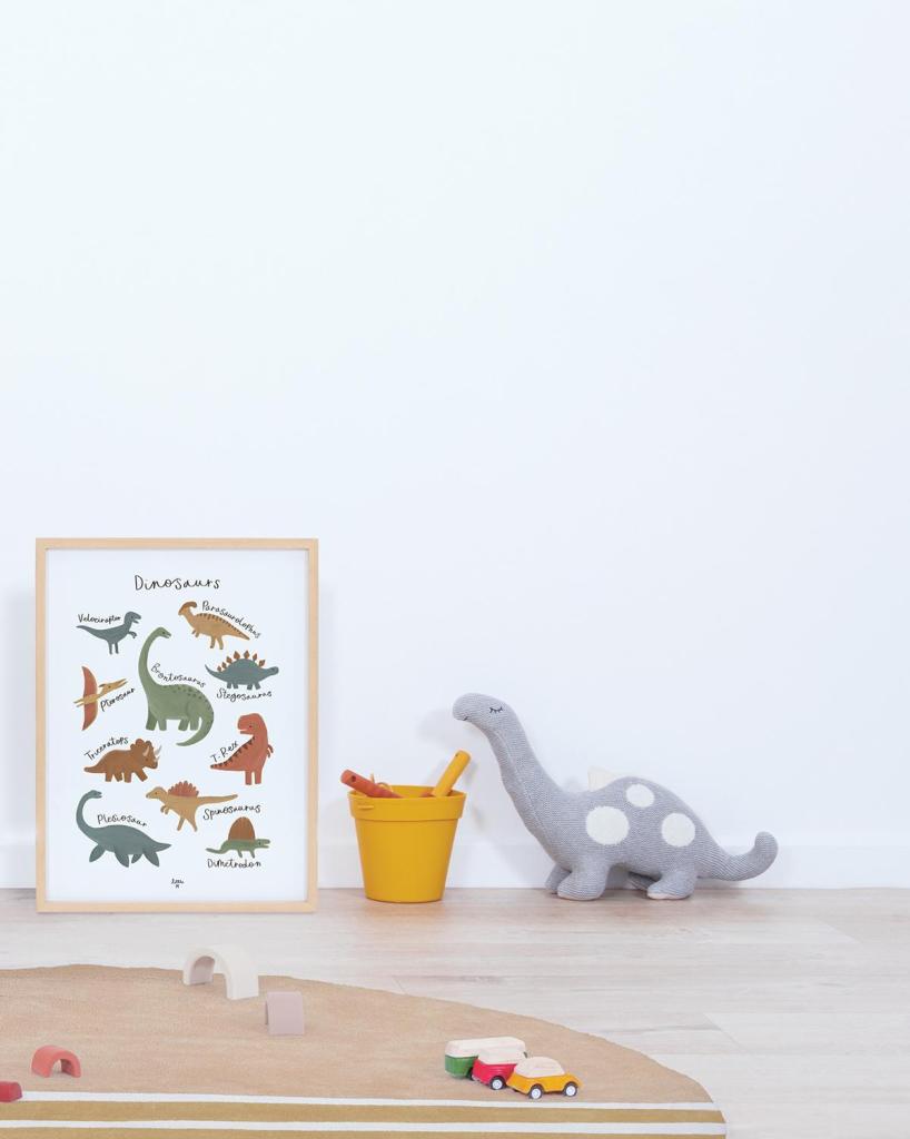 Poster met kleurrijke dinosaurusillustraties op witte achtergrond, kindvriendelijk en multifunctioneel voor een organisch en . - Poster Dinosaurus | Lilipinso - Default Title - dinosaurus, dinosaurussen, kinderkamer, lilipinso, sunny - Casa Mini