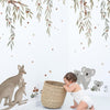 Organisch eucalyptusbehang met groene bladeren, bruine kangoeroes en grijze koala’s, veilig en kindvriendelijk voor een. - 2.48 x 2 M - Lilydale Eucalyptus Behangwand | Lilipinso - behang, behangpaneel, bloemen, bloemen en bladeren, eucalyptus, kinderkamer, kinderkamer behang, lilipinso, Lilydale - Casa Mini