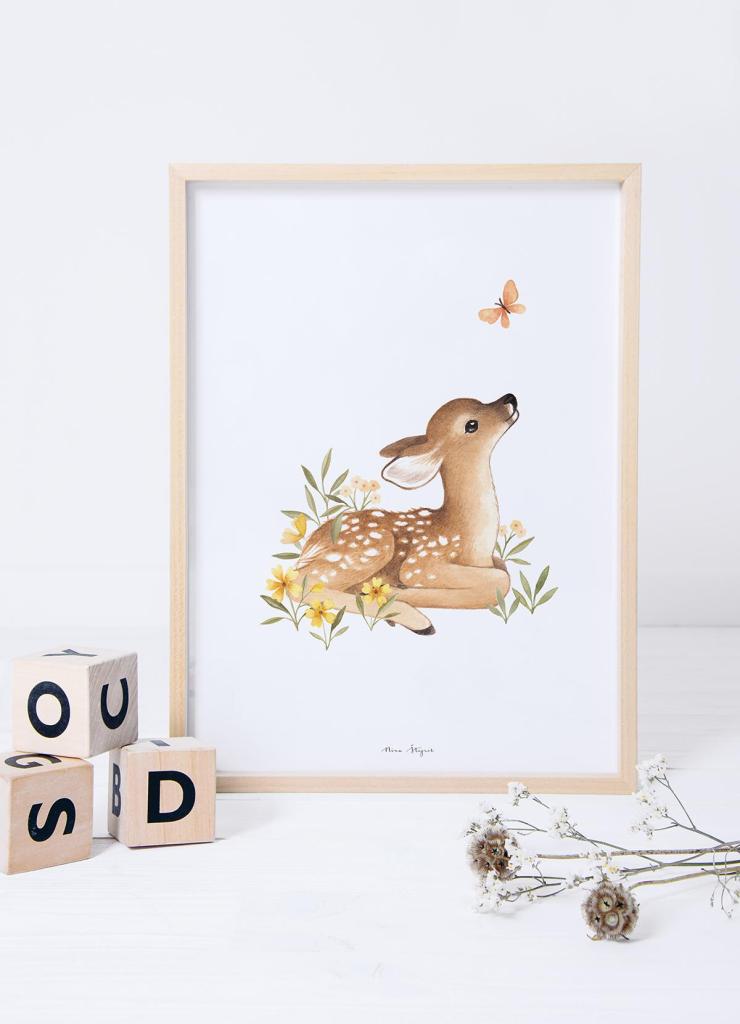 Poster met kindvriendelijke, organische illustratie van een schattig bruin bambi hertje en een oranje vlinder, perfect voor. - Poster Bambi | Lilipinso - Default Title - bambi, hert, kinderkamer, lilipinso, oh deer - Casa Mini