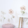Organische kinderkamer muursticker met zachte roze en beige klaprozen, groen bladmotief, veilig en kindvriendelijk,. - Muursticker | Poppy L/XL - Large - Islandic poppies, kinderkamer, klaproos, lilipinso, Muursticker, vliesbehang - Casa Mini