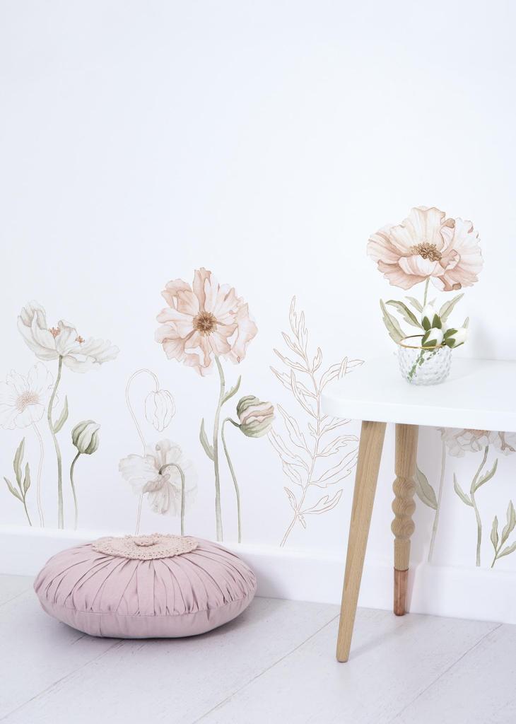 Organische kinderkamer muursticker met zachte roze en beige klaprozen, groen bladmotief, veilig en kindvriendelijk,. - Muursticker | Poppy L/XL - Large - Islandic poppies, kinderkamer, klaproos, lilipinso, Muursticker, vliesbehang - Casa Mini