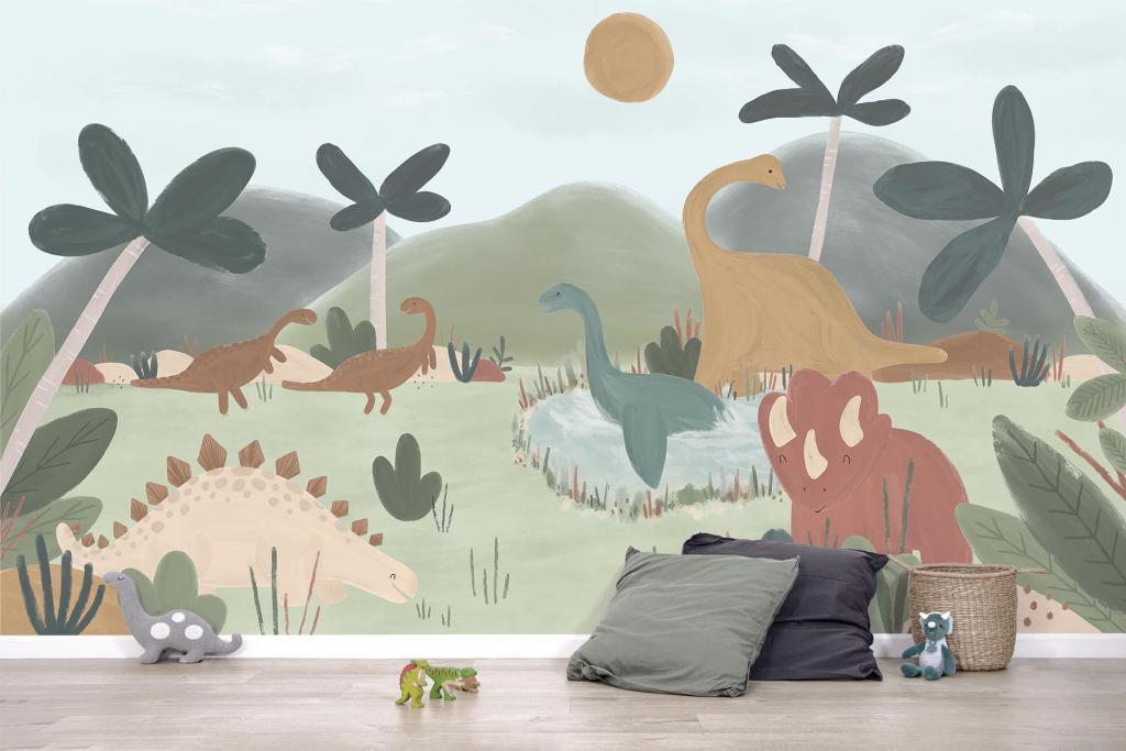 Organisch kindvriendelijk dinosaurusbehang in zachte aardetinten met groene palmbomen, geschikt voor kinderkamerinterieur en . - 2.48 M x 4 M - Dinosaurus behangwand | Lilipinso - behang, behangpaneel, dinosaurus, dinosaurussen, kinderkamer, kinderkamer behang, lilipinso, sunny - Casa Mini