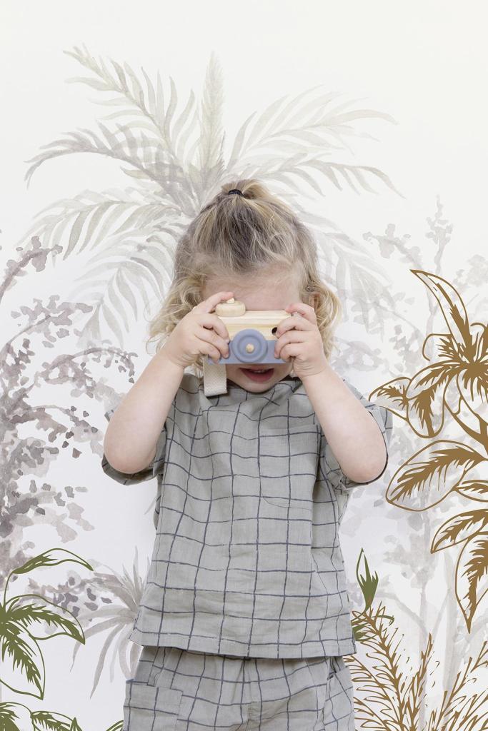 Organisch jungle behangwand in zachte beige en groene tinten met bladeren en bloemen, kindvriendelijk voor een veilige. - 2.48 x 2 M - Utan Jungle Behangwand | Lilipinso - behang, behangpaneel, bloemen, bloemen en bladeren, jungle, kinderkamer, kinderkamer behang, lilipinso, Muursticker, utan - Casa Mini