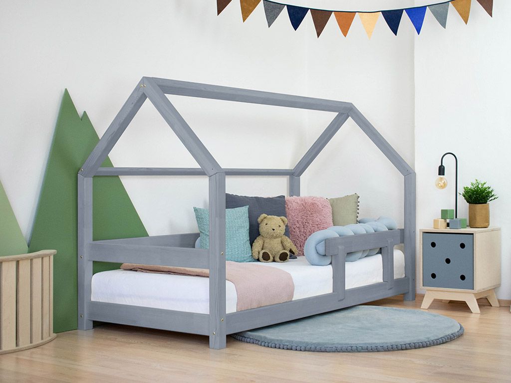 Kinderbedhuisje in Scandinavisch design met grijze houten frame, open huisvorm, zachtblauwe en roze kussens, pluche beer en. - Bedhuis Tery 90 x 200 cm - Naturel (ongelakt) - bedhuis, bedhuisje, kinderbed, Lucky, peuterbed, scandinavisch design - Casa Mini