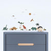 Organische, kindvriendelijke muursticker met kleurrijke dinosaurussen en insecten, ideaal voor multifunctionele. - Muursticker | Dinosaurs L/XL - Large - dinosaurus, dinosaurussen, Insecten, kinderkamer, lilipinso, Muursticker, sunny, vliesbehang - Casa Mini