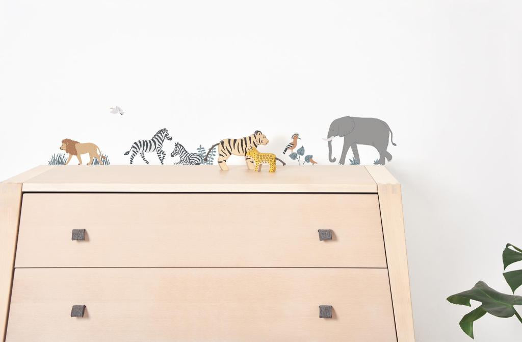 Organische, kindvriendelijke muurstickers van savannedieren zoals giraffe, zebra, leeuw en olifant in zachte, neutrale. - Muursticker | Savanna - Default Title - Giraffe, kinderkamer, lilipinso, Muursticker, Savanne, Tanzania, vliesbehang - Casa Mini