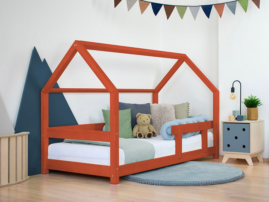 Kinderbed in de vorm van een huisje met oranjerood frame van hout, inclusief wit matras, zachte kussens en teddybeer, staand - Bedhuis Tery 90 x 200 cm - Naturel (ongelakt) - bedhuis, bedhuisje, kinderbed, Lucky, peuterbed, scandinavisch design - Casa Mini