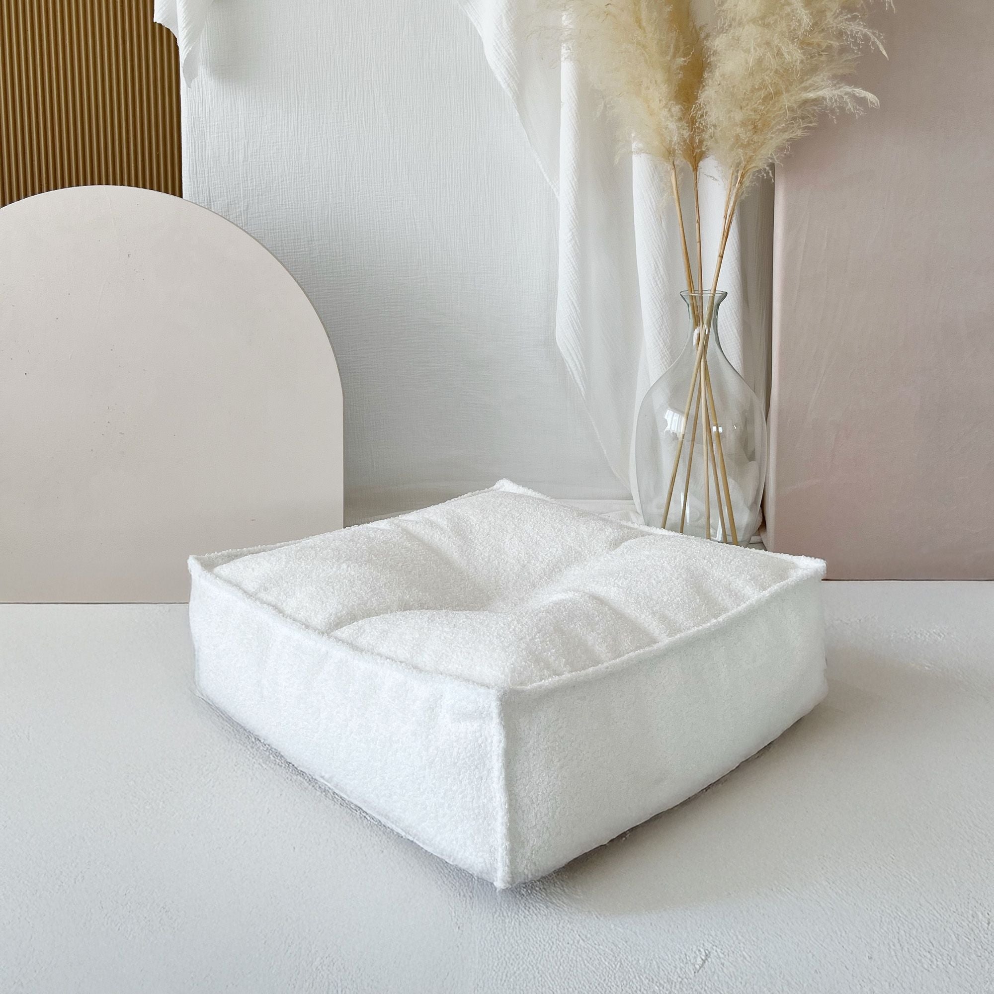 Vierkante kinderkamer poef in zachte witte bouclé stof, kindvriendelijk en veilig met duurzame, kwalitatieve afwerking. - Default Title - boucle, kinderpoef, poef, Velvet, vierkant, White, Wit - Kinderpoef Bouclé White - Casa Mini