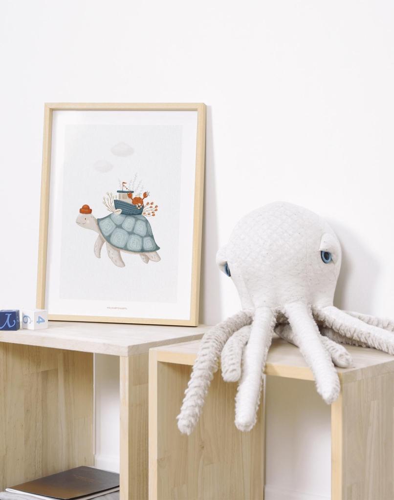 Organische kinderkamerposter met kindvriendelijke schildpadillustratie in zachte blauwtinten, multifunctioneel en van. - Poster Schildpad | Lilipinso - Default Title - kinderkamer, lilipinso, lotan, schildpad - Casa Mini