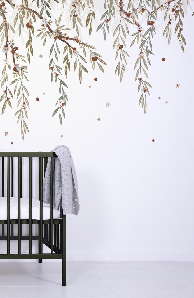Organisch eucalyptus behangpaneel met groene en bruine bladeren tegen witte achtergrond, veilig en kindvriendelijk voor. - 2.48 x 2 M - Lilydale Eucalyptus Behangwand | Lilipinso - behang, behangpaneel, bloemen, bloemen en bladeren, eucalyptus, kinderkamer, kinderkamer behang, lilipinso, Lilydale - Casa Mini