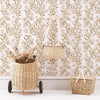 Kinderkamerbehang met organisch bloemen- en bladerenpatroon in zachte beige en groene tinten, veilig en kindvriendelijk voor . - Default Title - Éléonore Garlands | Lilipinso - behang, bloemen, bloemen en bladeren, kinderkamer, kinderkamer behang, lilipinso, rozen, Éléonore - Casa Mini