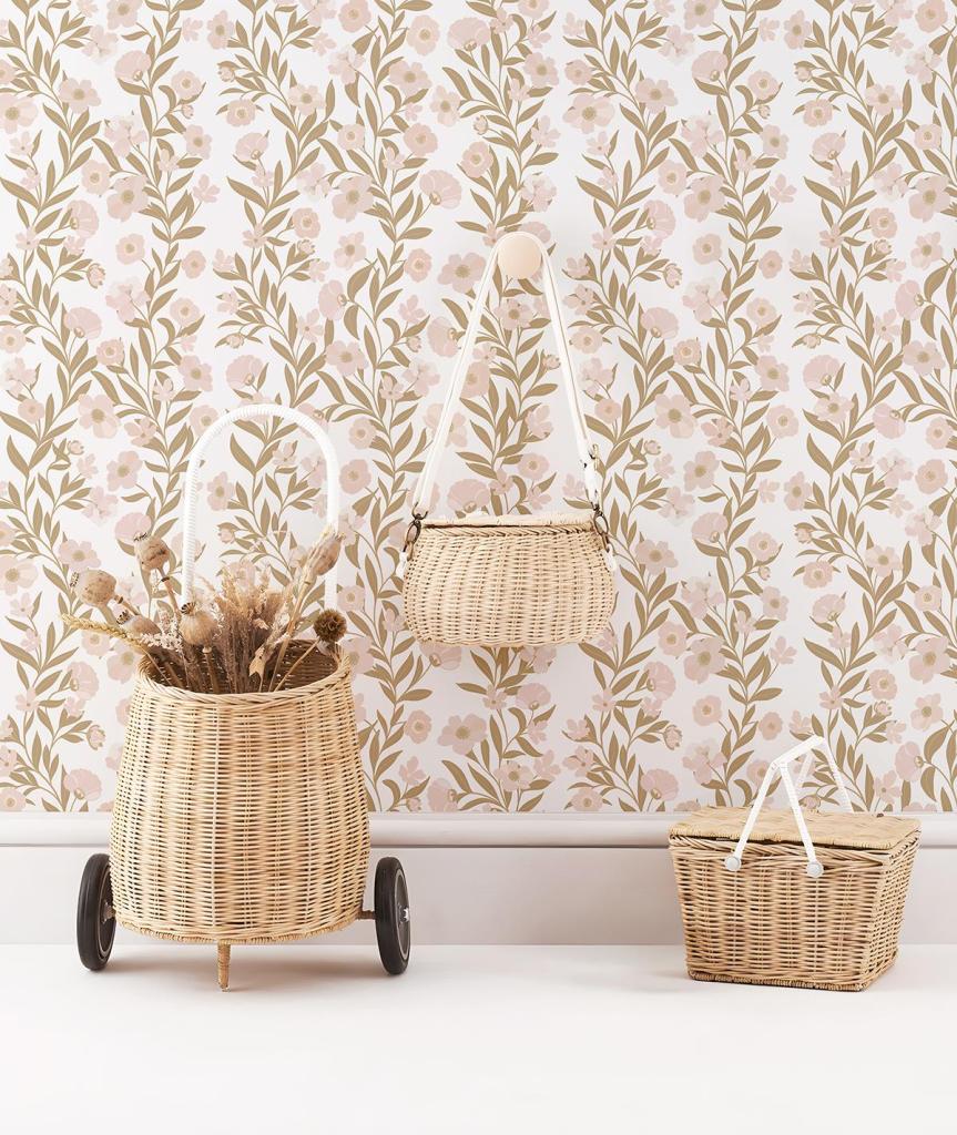 Kinderkamerbehang met organisch bloemen- en bladerenpatroon in zachte beige en groene tinten, veilig en kindvriendelijk voor . - Default Title - Éléonore Garlands | Lilipinso - behang, bloemen, bloemen en bladeren, kinderkamer, kinderkamer behang, lilipinso, rozen, Éléonore - Casa Mini