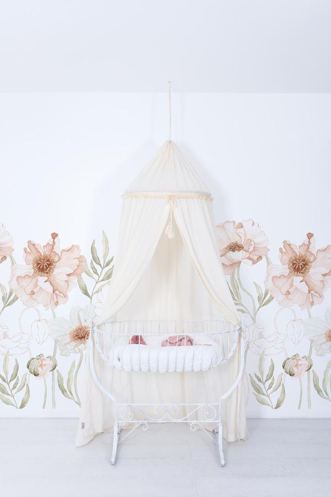 Organisch behangpaneel met zachte bloemen en bladeren in pastelroze en groen, veilig en kindvriendelijk voor. - 2.48 x 2 M - Poppy Behangwand | Lilipinso - behang, behangpaneel, bloemen, bloemen en bladeren, kinderkamer, kinderkamer behang, lilipinso, Muursticker - Casa Mini