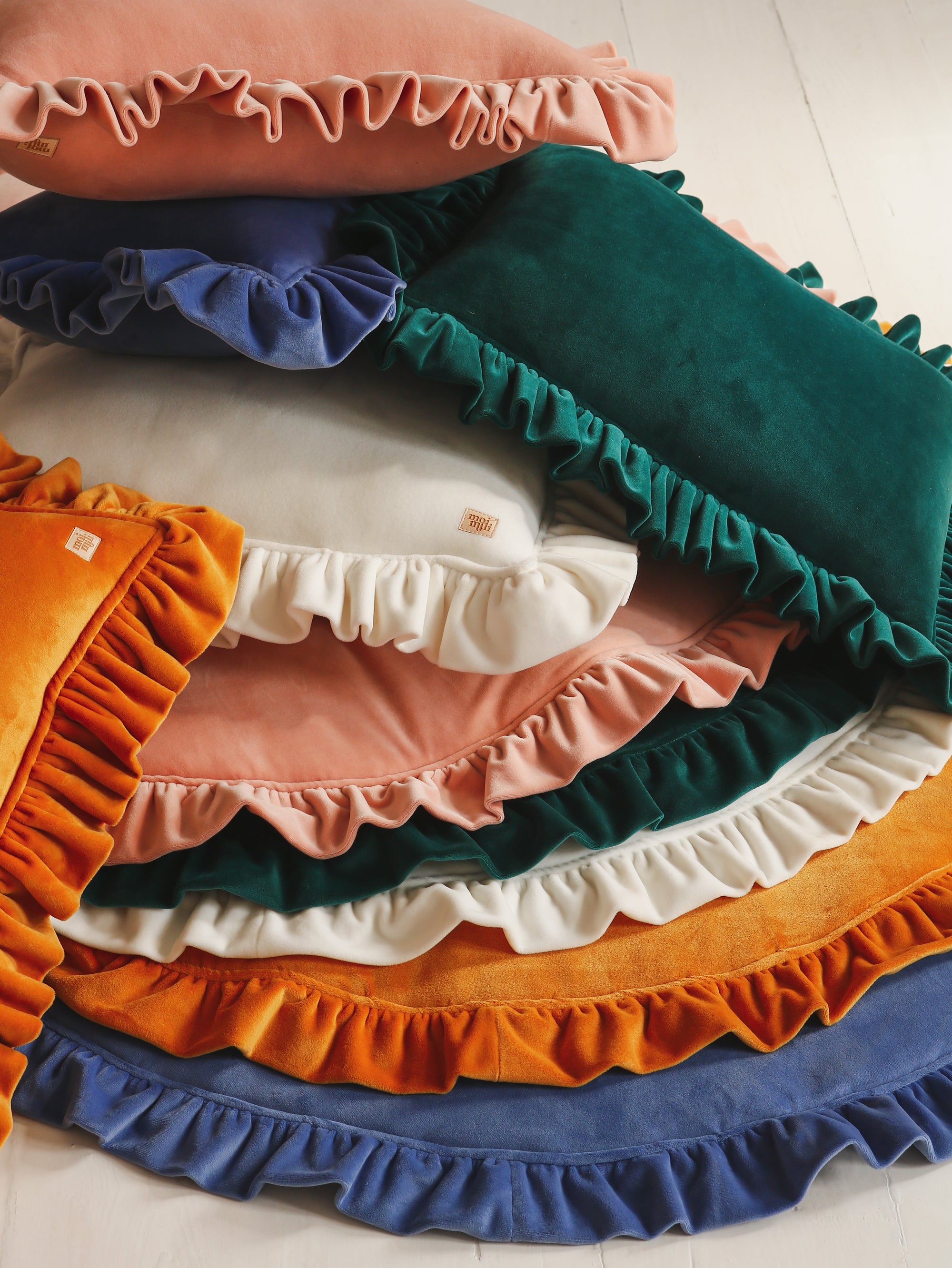 Zacht fluwelen sierkussen met volants in organische, kindvriendelijke kleuren als abrikoos, blauw en groen, perfect voor. - Wit - Fluwelen sierkussen met volants - Kussen, Moimili, Sierkussen, Soft collection, Velvet, Volants - Casa Mini