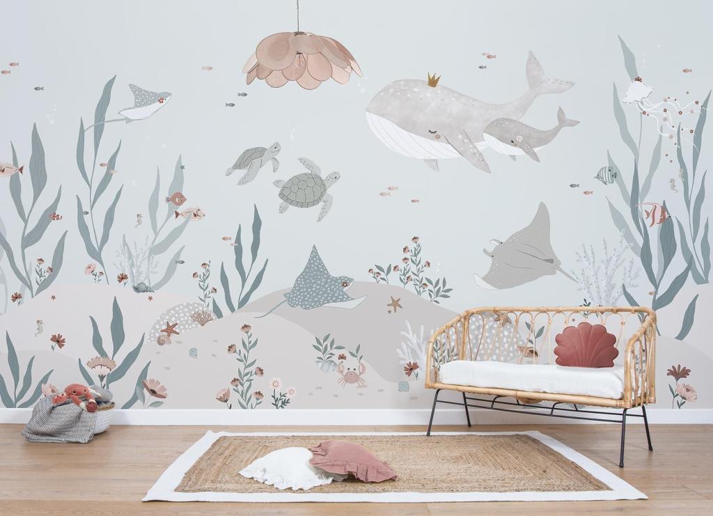 Organisch kindvriendelijk behang met onderwaterwereld in zachte blauwtinten, zeeleven en planten, perfect voor veilige. - 2.48 M x 4 M - Ocean Field Behangwand | Lilipinso - behang, behangpaneel, kinderkamer, kinderkamer behang, lilipinso, ocean field, onderwaterwereld - Casa Mini