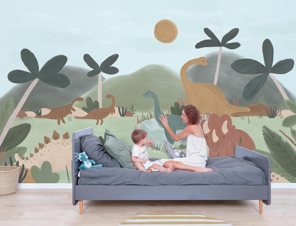 Organisch dinosaurus behangpaneel in zachte aardetinten met kindvriendelijke illustraties van dinosaurussen en palmbomen,. - 2.48 M x 4 M - Dinosaurus behangwand | Lilipinso - behang, behangpaneel, dinosaurus, dinosaurussen, kinderkamer, kinderkamer behang, lilipinso, sunny - Casa Mini