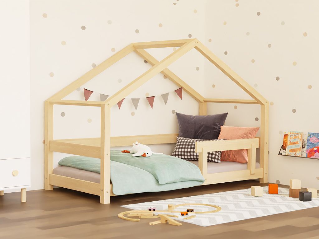 Kinderbedhuis van licht onbehandeld hout in Scandinavische stijl met dakvormig frame, zachte groene dekens en mix van. - Bedhuis Lucky 90 x 200 cm - Naturel - bedhuis, bedhuisje, kinderbed, Lucky, peuterbed, scandinavisch design - Casa Mini