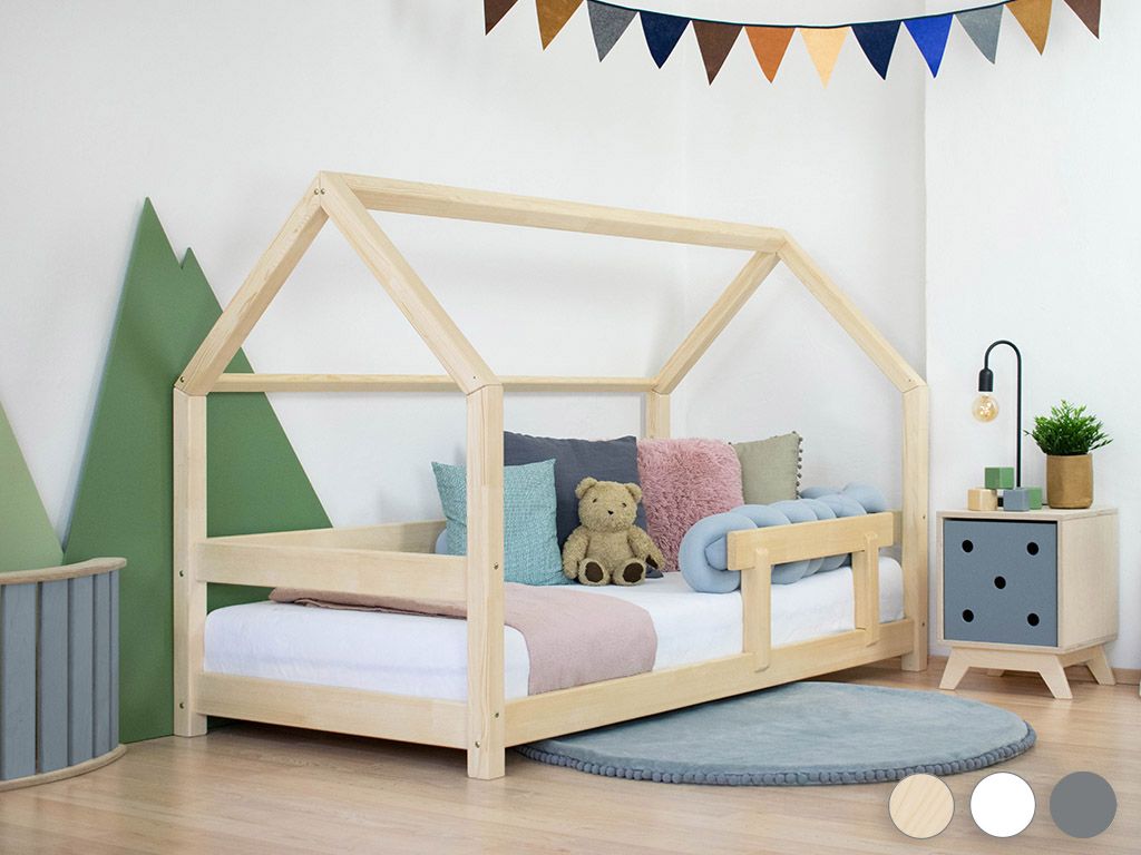 Kinderbed in Scandinavisch design met organisch licht hout, huisvormig frame en zacht pastelkleurig textiel op een grijs. - Bedhuis Tery 90 x 200 cm - Naturel (ongelakt) - 90x200, bedhuis, bedhuisje, kinderbed, peuterbed, scandinavisch design, Tery - Casa Mini