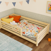 Licht houten kinderbed 90x200 cm met open latten zijwanden, gevuld met kleurrijk bloemenbeddengoed en oranje kussens,. - Kinderbed Tuly 90 x 200 cm - Naturel (ongelakt) - 90x200, kinderbed, peuterbed, scandinavisch design, Tuly - Casa Mini