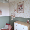 Organisch kinderkamer behang met zachte bloemen en bladeren in pastelkleuren, gecombineerd met een mintgroene halfhoge muur. - Default Title - Appoline Flower | Lilipinso - appoline, behang, bloemen, bloemen en bladeren, kinderkamer, kinderkamer behang, lilipinso, vliesbehang - Casa Mini