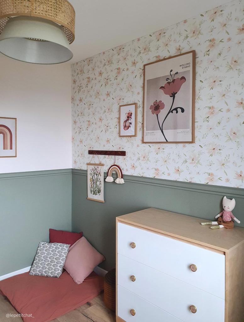 Organisch kinderkamer behang met zachte bloemen en bladeren in pastelkleuren, gecombineerd met een mintgroene halfhoge muur. - Default Title - Appoline Flower | Lilipinso - appoline, behang, bloemen, bloemen en bladeren, kinderkamer, kinderkamer behang, lilipinso, vliesbehang - Casa Mini