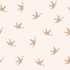 Organisch vliesbehang met zachte beige zwaluwen op een lichte achtergrond, ideaal voor veilig en kindvriendelijk. - Default Title - Éléonore Swallows | Lilipinso - behang, kinderkamer, kinderkamer behang, klaproos, lilipinso, swallows, vliesbehang, zwaluwen - Casa Mini