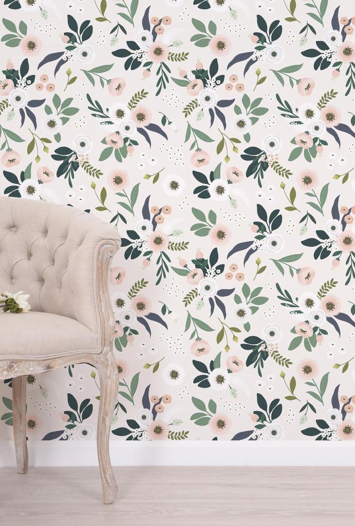 Organisch kinderkamer vliesbehang met zachte beige achtergrond, groene bladeren en roze klaprozen, kindvriendelijk decor. - Default Title - Wonderland Flower| Lilipinso - behang, kinderkamer, kinderkamer behang, klaproos, lilipinso, swallows, vliesbehang, zwaluwen - Casa Mini