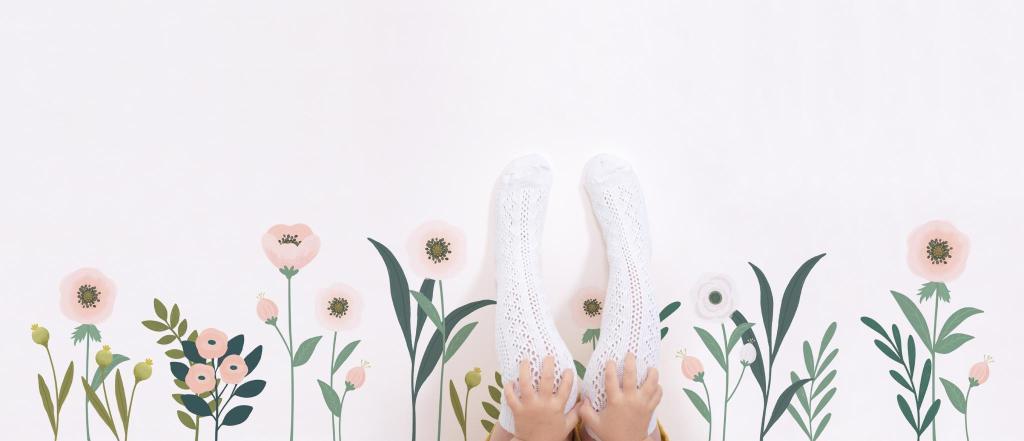 Wandsticker met organische bloem- en bladmotieven in zachte pasteltinten, perfect veilig en kindvriendelijk voor kinderkamer . - Default Title - Muursticker | Wonderland Flower XL - bloemen en bladeren, kinderkamer, lilipinso, Muursticker, wonderland - Casa Mini